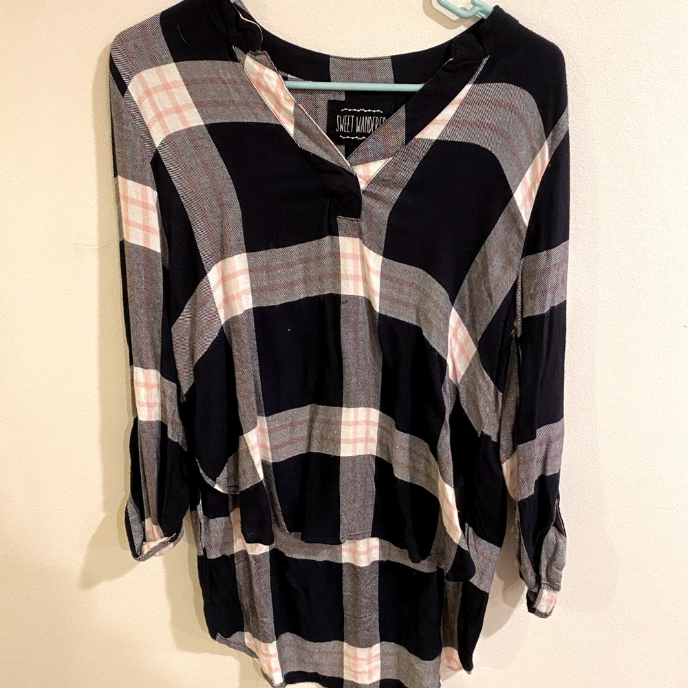 Plaid hi-low shirt. Size large.